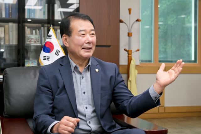 김재상 구미시의회 의장이 3일 의장실에서 낮은 자세로 모두가 행복한 구미를 만들겠다는 후반기 구상을 밝히고 있다. 구미시의회 제공