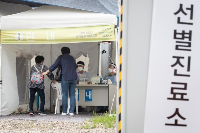 지난달 20일 신종 코로나바이러스 감염증(코로나19) 확진자가 이틀간 9명 발생한 서울 강서구 한 요양시설 인근 이대서울병원 선별진료소에 한 어르신이 코로나19 검사를 위해 들어서고 있다. 뉴스1