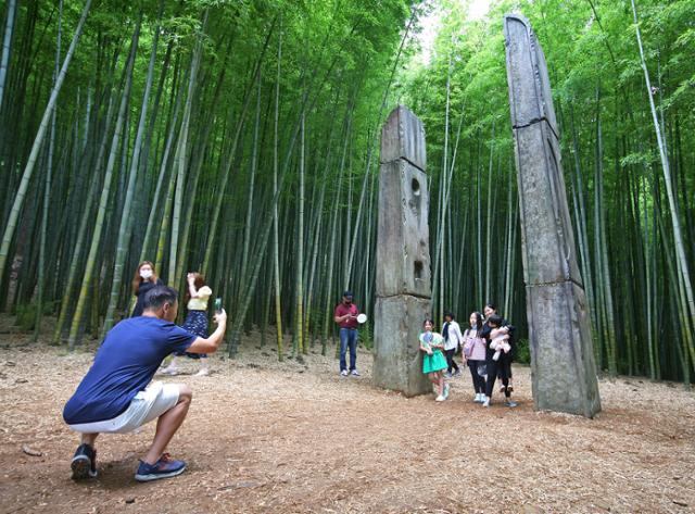 기장 아홉산숲에 드라마 '더킹 : 영원한 군주' 촬영 세트였던 당간지주가 그대로 남아 있다. 한국관광공사 제공