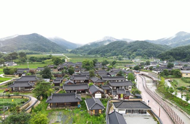 황산전통한옥마을은 거창 신씨 집성촌이다. 시조인 신수가 고려 때 사신으로 와 개경에 정착했다가 이후 영암을 거쳐 거창에 뿌리를 내렸다.