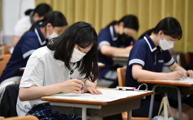 6월 전국연합학력평가가 실시된 18일 오전 대구 수성구 수성동 남산고등학교 3학년 학생들이 배부받은 답안지를 작성하고 있다. 뉴시스