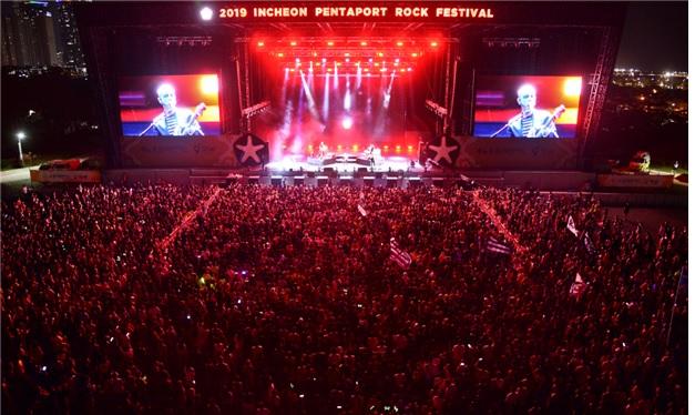 인천시민들이 지난해 인천펜타포트 음악축제 를 즐기고 있다. 인천관광공사 제공