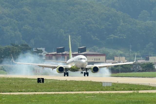 대한항공 자매회사인 진에어 B737-800(189석) 항공기가 지난달 31일 오전 경북 포항시 남구 포항공항 활주로에 착륙하고 있다. 뉴스1 제공