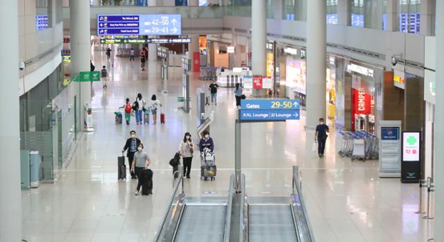 지난달 31일 오후 인천국제공항 면세점이 한산하다. 연합뉴스