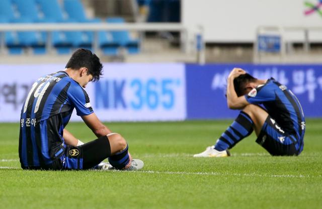 인천 선수들이 지난달 19일 인천축구전용경기장에서 열린 전북 현대와 경기에서 무승부를 기록한 뒤 아쉬워하고 있다. 연합뉴스