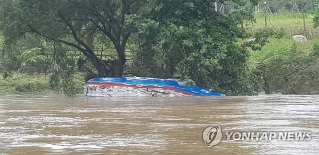 7일 오전 경기도 가평균 경강대교 위편에서 전날 의암댐 전복사고로 실종된 경찰정이 발견됐다. 연합뉴스