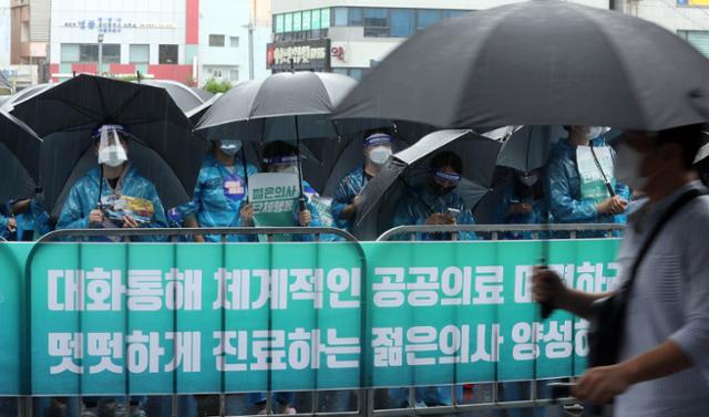 7일 오후 대전역 서광장에서 열린 전공의 결의대회에서 검은 우산을 쓴 집회 참석자들이 한자리에 모여 있다. 대전=연합뉴스