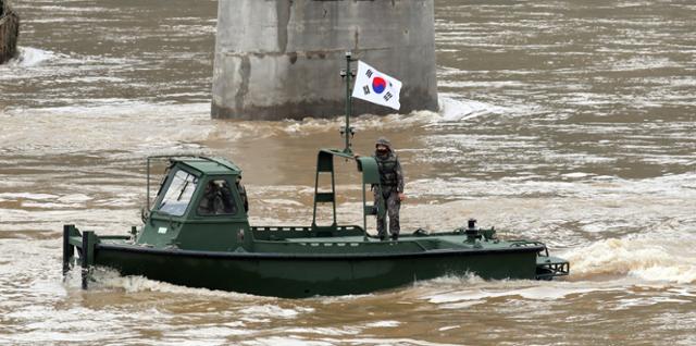 의암댐 선박 전복 사고 발생 이틀째인 7일 군 장병들이 강원 춘천시 남산면 북한강변에서 실종자들을 수색하고 있다. 춘천=뉴스1