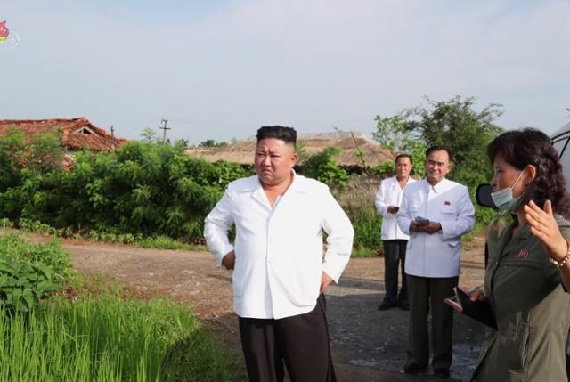 김정은 북한 국무위원장이 황해북도 은파군 대청리 수해현장을 직접 방문해 피해 상황을 보고 받는 모습을 7일 조선중앙TV가 보도했다. 평양=조선중앙TV 연합뉴스