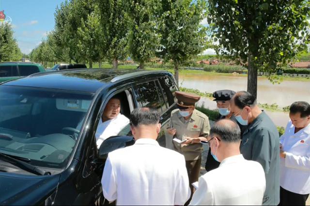 김정은 북한 국무위원장이 황해북도 은파군 대청리 수해현장에 방문하면서 운전석에 앉아 피해 상황을 보고 받는 모습을 조선중앙TV가 공개했다. 평양=조선중앙TV 연합뉴스