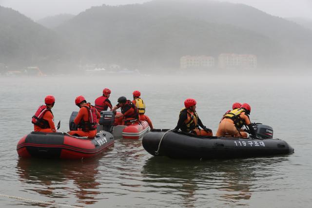 7일 오전 경기 가평군 남이섬선착장 인근에서 소방구조대원들이지난 6일 춘천 의암댐에서 발생한 선박 전복사고 관련 실종자 수색에 투입되고 있다. 뉴시스