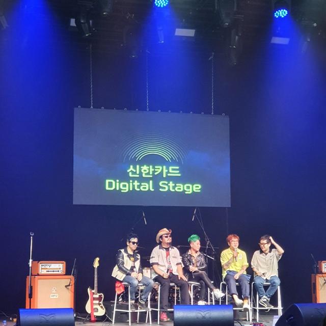 [클린리더스] 신한카드의 '디지털 스테이지'를 통해 진행된 크라잉넛 데뷔 25주년 공연 모습. 신한카드 제공