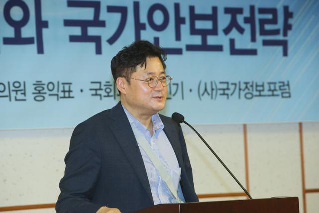 홍익표 더불어민주당 의원이 지난달 8일 국회 의원회관에서 '코로나19시대 동북아 질서와 국가안보전략' 세미나에서 인사말하고 있다. 연합뉴스