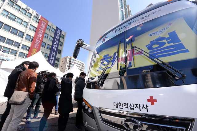 집단휴진에 동참해 이날 하루 수련을 거부한 전공의 가운데 1,500여명은 적십자사에서 나온 헌혈차를 이용, 헌혈 캠페인을 벌였다. 배우한 기자