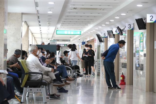 전국 전공의들이 24시간 집단 파업에 나선 7일 부산 서구 부산대병원에서 외래 진료 환자들이 대기하고 있다. 연합뉴스