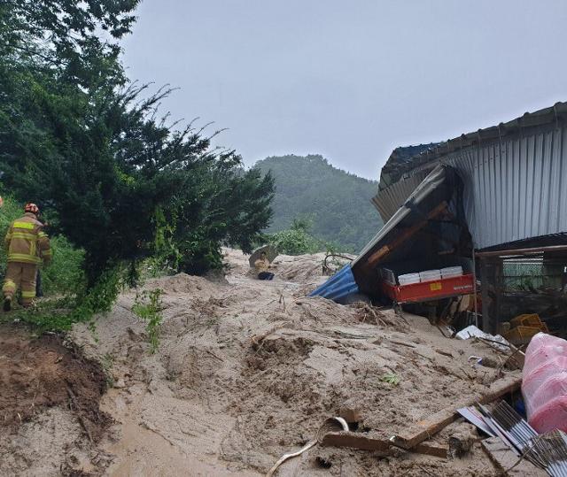 8일 오전 10시50분쯤 경남 거창군 주상면 연교리 한 야산에서 토사가 도로쪽으로 흘러 내려 주민을 덮쳐 경운기와 함께 매몰된 백모(83)씨가 숨졌다. 경남소방본부 제공