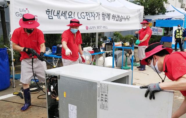 국내 주요 그룹들이 집중호우로 피해를 본 이재민을 위해 성금을 기탁하고 구호활동을 펼치고 있다. 사진은 이달 초 LG전자가 대전 지역에서 수해 복구 서비스 활동을 하는 모습. LG그룹 제공