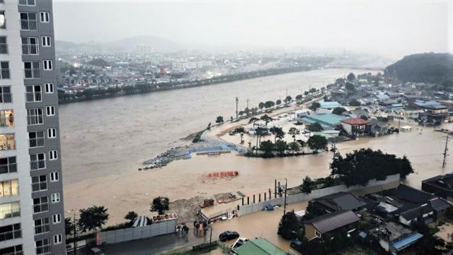 8일 내린 폭우로 전북 남원시내를 가로지르는 요천이 일부 범람해 노암동 일대가 물에 잠겨있다. 연합뉴스