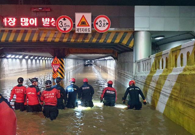 부산지역에 호우경보가 발효된 지난달 23일 밤 부산 동구 초량동 부산역 제1지하차도에 물이 차면서 차량 6대가 침수, 차량에 타고 있던 시민 3명이 숨졌다. 사진은 해당 지하차도에서 소방대원들이 인명수색작업을 하고 있는 모습. 부산경찰청 제공