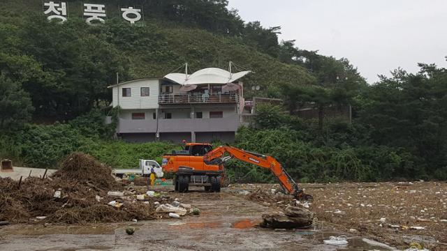 지난 5일 충북 제천시 청풍호에 집중호우로 떠내려온 부유물이 가득 차 있다. 제천=뉴스1