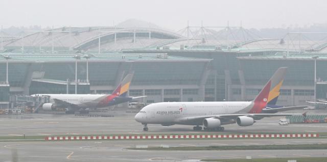 지난달 29일 오후 인천국제공항 주기장에 아시아나 항공 여객기가 이륙 준비를 하고 있다. 영종도=뉴스1