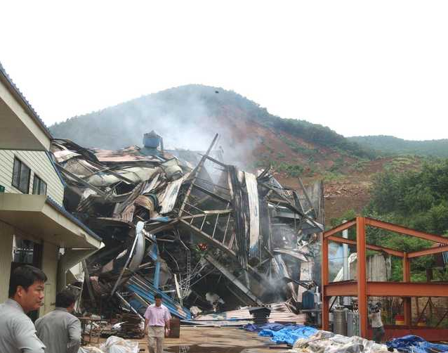 2002년 8월 10일 오전 경남 김해시 주촌면 내삼리 내삼농공단지 인근 야산 절재기에서 산사태가 발생해 공장 건물이 폭격을 맞은 듯 구겨져 있다. 연합뉴스