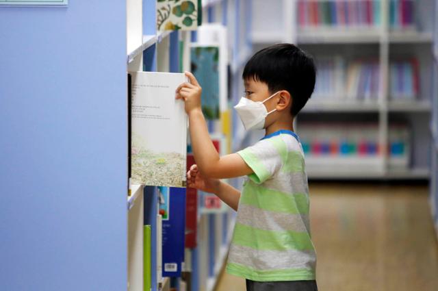 5일 오전 광주 북구운암도서관이 사회적 거리두기 1단계 하향으로 재운영해 어린이들이 방역 지침을 지키며 열람실을 이용하고 있다. 광주 북구청 제공.