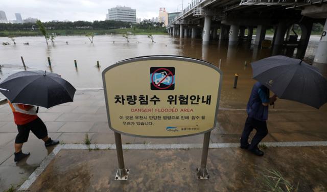 폭우로 하천 수위가 오르면서 서울시내 하천 27곳이 통제된 9일 오후 서울 구로구 고척교 일대 안양천에 침수 위험 안내문이 설치돼 있다. 뉴시스