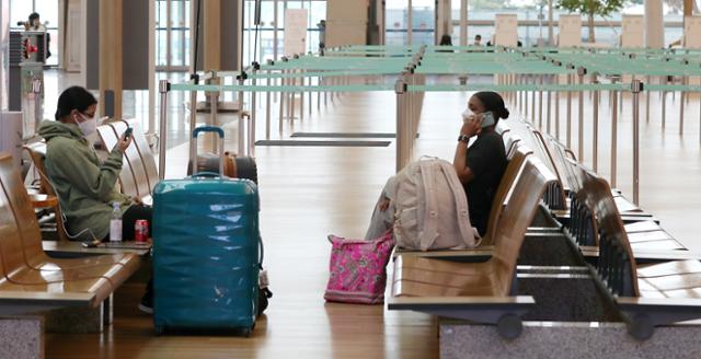 본격적인 휴가철인 9일 인천국제공항 제1터미널 출국장이 신종 코로나바이러스 감염증(코로나19) 여파와 전국적으로 확산되는 홍수로 한산한 모습을 보이고 있다. 뉴스1