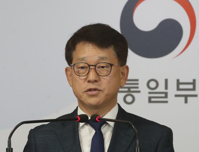 여상기 통일부 대변인이 5일 오전 서울 종로구 정부서울청사 합동브리핑실에서 현안 관련 정례브리핑을 하고 있다. 뉴시스