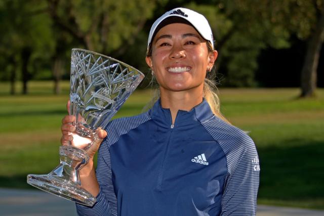 다니엘 강이 10일 미국 오하이오주 실베이니아의 하일랜드 메도스 골프클럽에서 열린 LPGA 투어 마라톤 클래식에서 우승한 뒤 트로피를 들어올리고 있다. 실베이니아=AP 연합뉴스