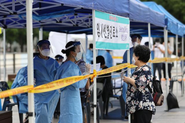 서울 중구 남대문시장의 '케네디 상가'에서 신종 코로나바이러스 감염증(코로나19) 확진자가 발생한 가운데 10일 오전 시장 앞에 마련된 임시선별진료소에서 시민들이 진료를 받고 있다. 연합뉴스