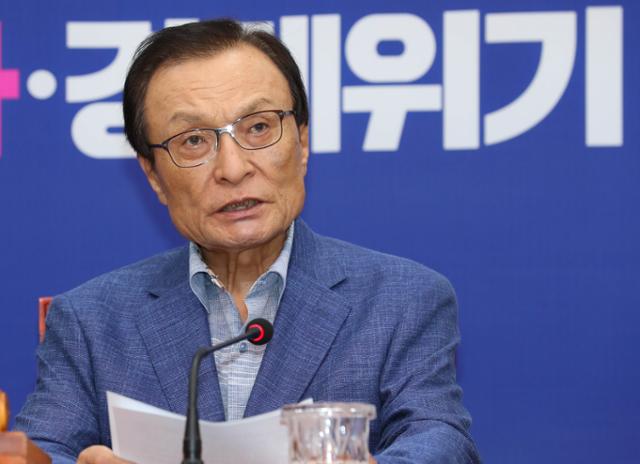 이해찬 더불어민주당 대표가 10일 국회에서 열린 더불어민주당 최고위원회의에 참석해 현안 관련 발언을 하고 있다. 뉴시스