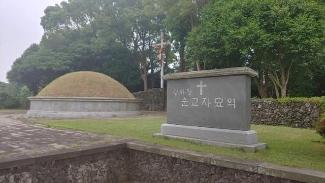 제주 근교인 황사평에 있는 신축민란 희생자들 묘지의 비석. 이 비석의 첫 문장이 삼의사비와 아주 대조적이다.손호철 교수 제공