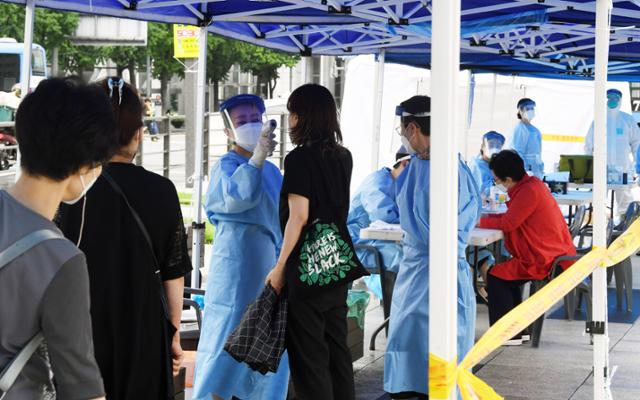 10일 오전 서울 남대문시장 입구에 임시선별진료소가 설치돼 주변 상인들이 검사를 받고 있다. 이날 서울시와 중구청에 따르면 시장 상가 관련 코로나19 확진자 8명이 전날 발생했다. 홍인기 기자