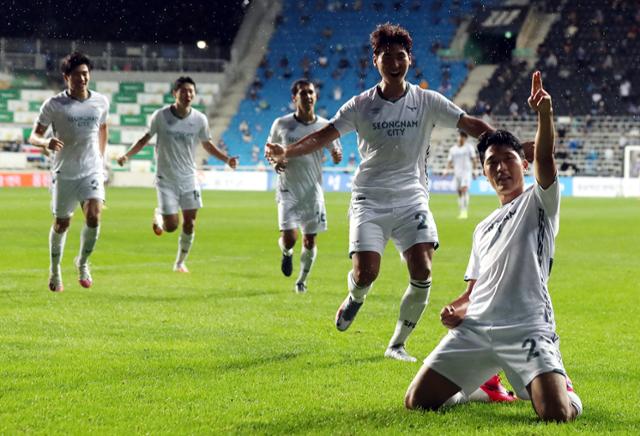 성남FC 나상호(오른쪽)가 9일 인천축구전용경기장에서 열린 프로축구 인천 유나이티드와 경기에서 후반 득점에 성공한 뒤 기뻐하고 있다. 인천=연합뉴스