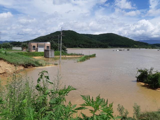 경남 창녕군 이방면 합천창녕보 상류 250m 지점의 낙동강 본류 둑이 수압을 견디지 못하고 터지면서 인근 마을이 홍수 피해를 입었다. 마산창원진해 환경운동연합 제공