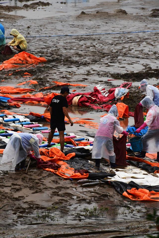 북상하고 있는 제5호 태풍 장미의 영향으로 많은 비가 내리고 있는 10일 오후 경남 하동군 하동읍 섬진강변에서 주민과 자원봉사자들이 수해 복구작업을 펼치고 있다. 하동=뉴시스