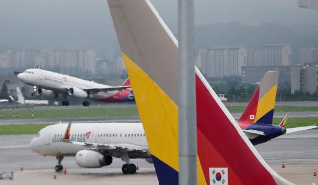 11일 서울 강서구 김포공항 주기장에 아시아나항공 여객기가 대기하고 있다. 뉴시스