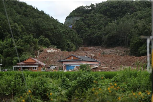 9일 전남 곡성 오산면 한 마을의 일부 주택들이 산사태로 인해 토사로 뒤덮여 있다. 뉴스1