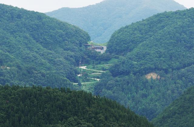 삼년산성 북동치성에 오르면 멀리 속리산 말티재에서 이어지는 한남금북정맥 산줄기가 한눈에 들어온다.