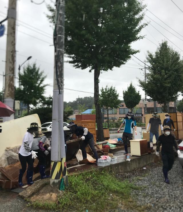 전남도청 직원들이 지난 10일 담양읍 객서리 이재민 피해복구에 나서고 있다. 전남도청 제공