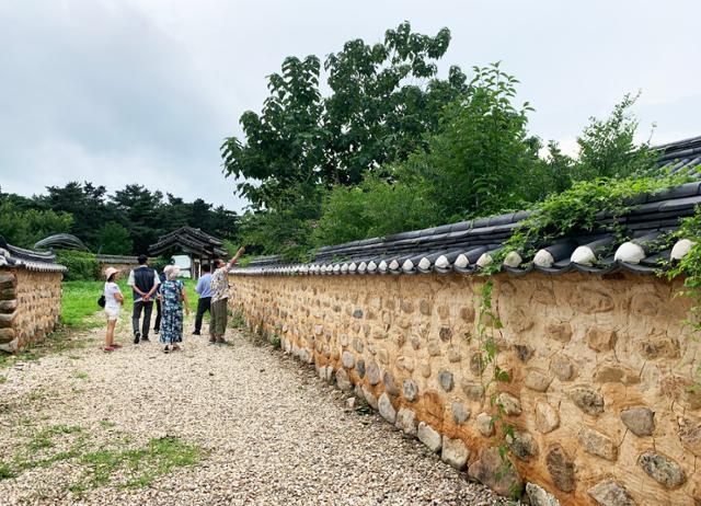 구한말 한옥 대저택의 전형을 볼 수 있는 장안면의 우당고택(구 선병국가옥). 안담과 바깥담을 합하면 800m에 이른다.