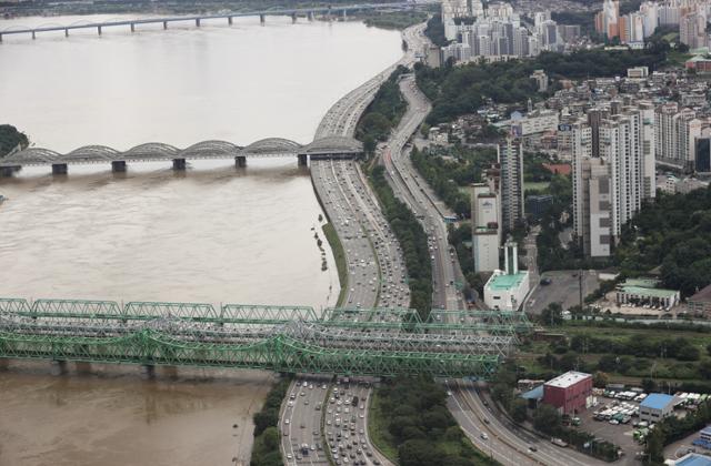 서울 주요도로 통행 가능 (서울=연합뉴스) 류영석 기자 = 10일 오후 서울 영등포구 63스퀘어에서 바라본 올림픽대로에 차량들이 움직이고 있다. 2020.8.10 ondol@yna.co.kr/2020-08-10 14:53:16/