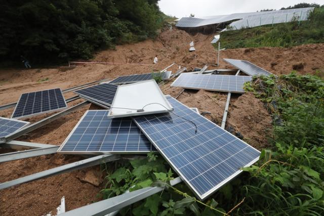 11일 오후 집중호우로 인한 산사태 피해를 입은 충북 제천시 대랑동의 한 태양광 발전시설에서 관계자가 복구작업을 하고 있다. 뉴스1