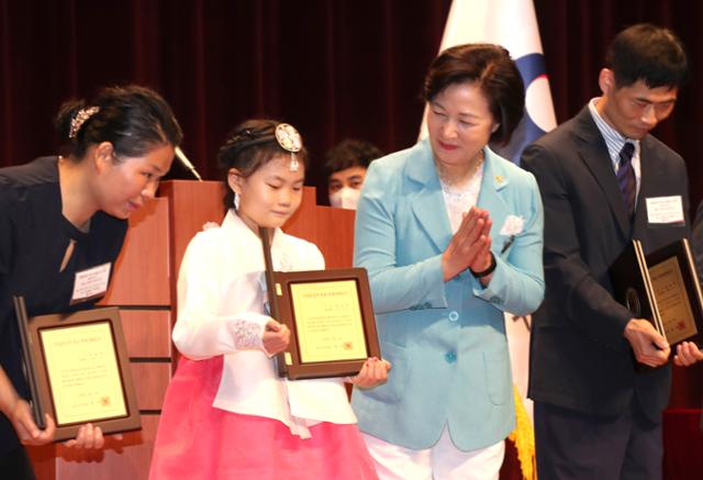 12일 오전 경기 과천시 정부과천청사에서 열린 8ㆍ15 광복절 기념 독립유공자 후손 국적증서 수여식에서 추미애 법무부 장관이 국적증서를 받은 후손들을 축하하고 있다. 연합뉴스