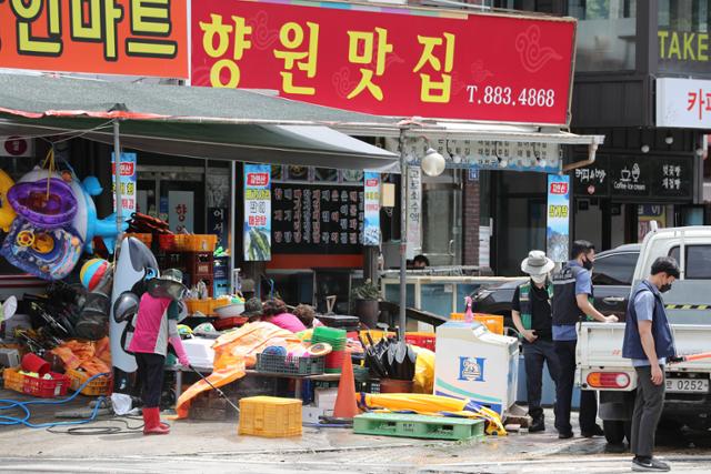 12일 오후 경남 하동군 화개장터에서 주민과 공무원 등이 복구작업을 하고 있다. 청와대사진기자단 / 왕태석 선임기자