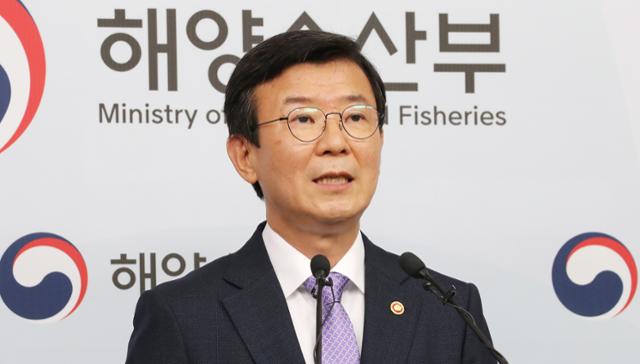 문성혁 해양수산부 장관이 12일 정부세종청사에서 '해운재건 5개년 계획 성과 점검 및 해운정책 운용방향'을 발표하고 있다. 연합뉴스