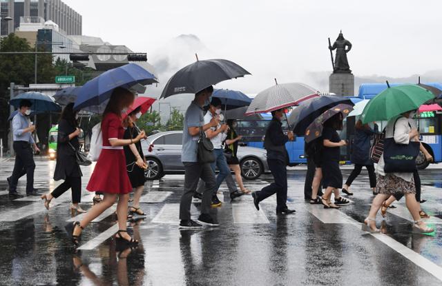 [저작권 한국일보].장맛비가 49일째 이어지고 있는 11일 오전 서울 종로구 광화문광장에서 시민들이 우산을 쓰고 출근길을 재촉하고 있다. 배우한 기자