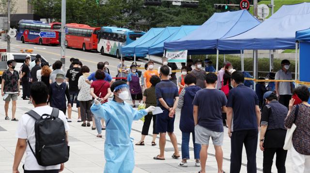 지난 11일 서울 중구 숭례문 앞에 설치된 선별진료소에서 시민들이 코로나19 검사를 받고 있다. 뉴스1